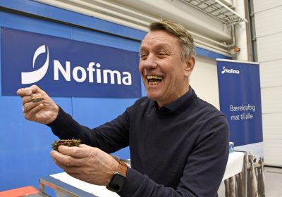 Tromsøs ordfører Gunnar Wilhelmsen smaker på kråkeboller i forbindelse med etableringen av et nasjonalt nettverk for nye oppdrettsarter i Tromsø.